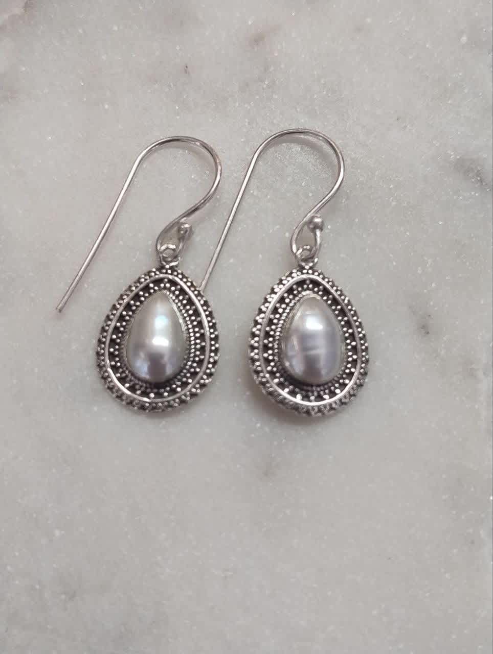 Freshwater Pearl Teardrop Earrings in Jali Setting