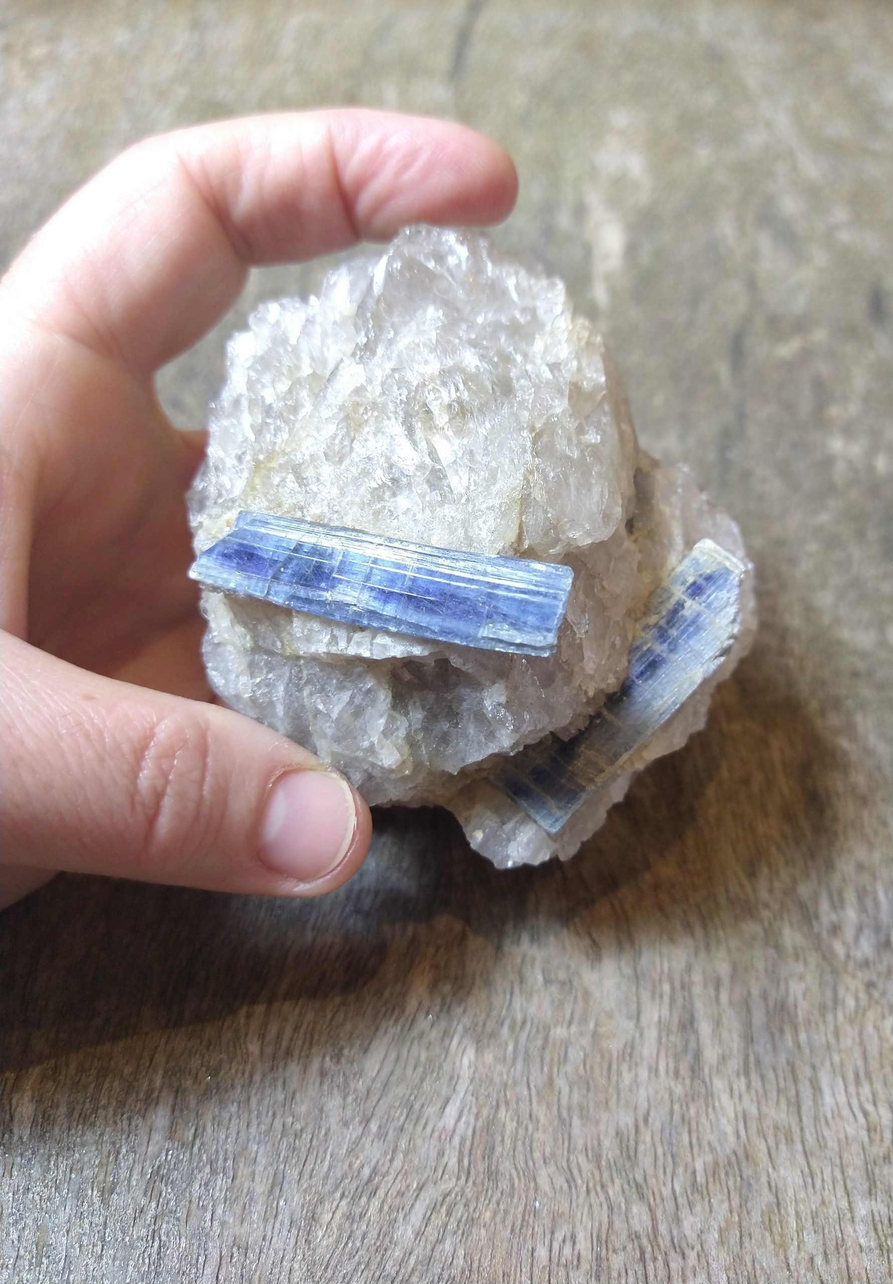 Natural Crystal: Blue Kyanite in Clear Quartz (Approx 6x5x5cm) - Image 2