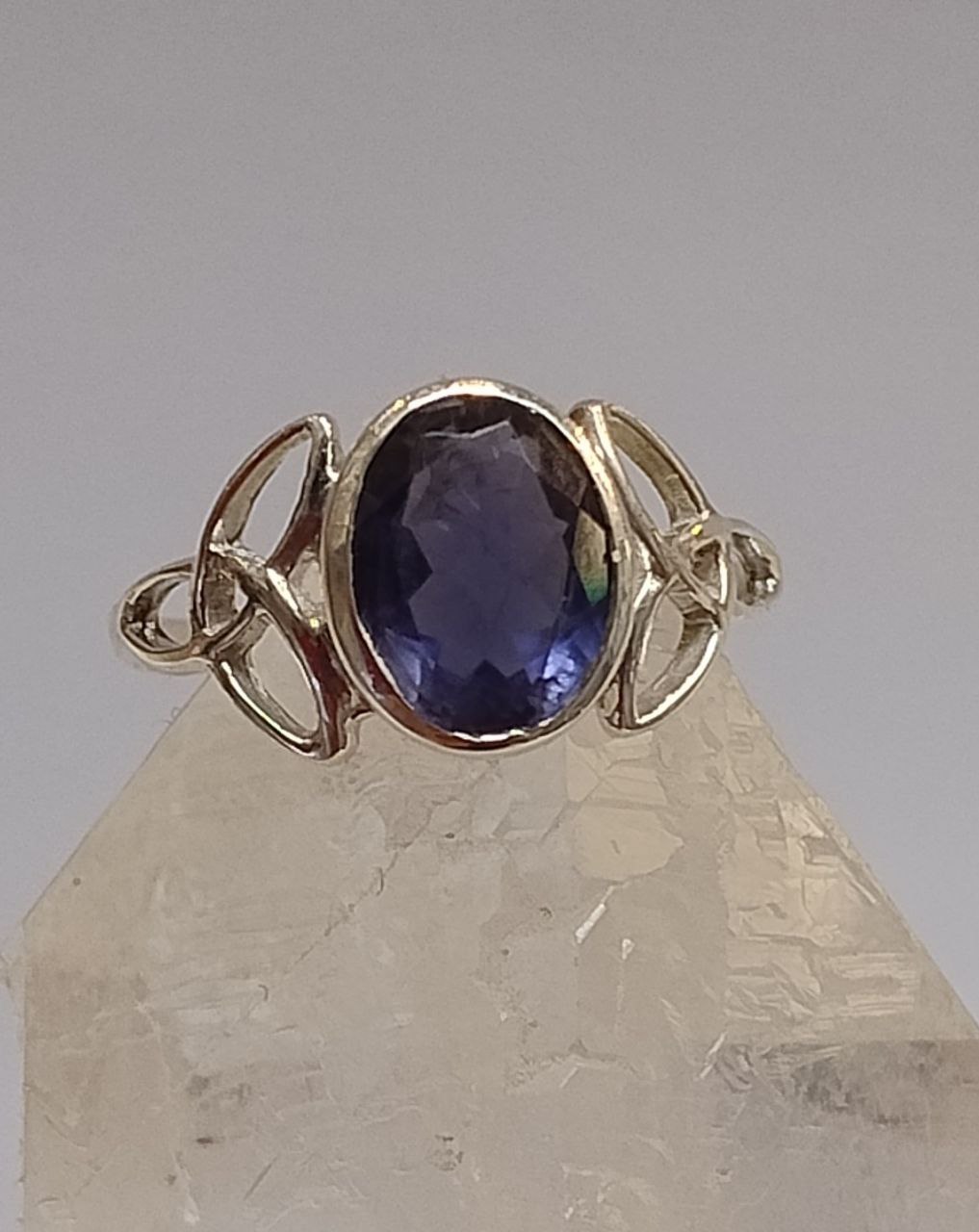 Iolite Fac Oval Ring Triquetta Setting s7 | 925 Sterling Silver