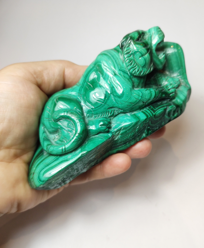 Natural Crystal: Hand Carved & Polished Malachite Tiger (Approx 13x9x5cm) - Image 2