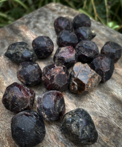 Natural Crystals: Garnet Cubic Crystal (Approx 2x2x1.5cm)