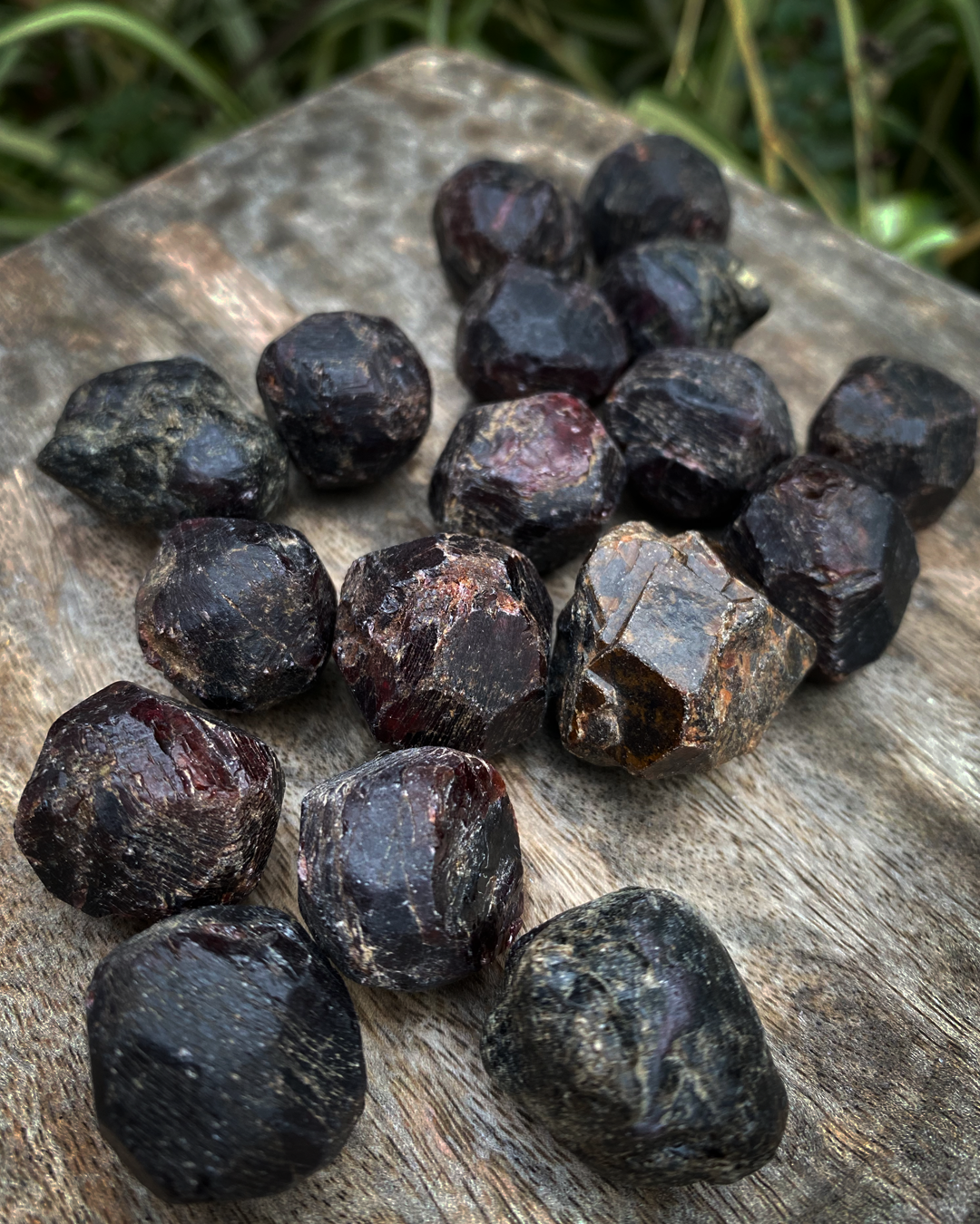 Natural Crystals: Garnet Cubic Crystal (Approx 2x2x1.5cm)
