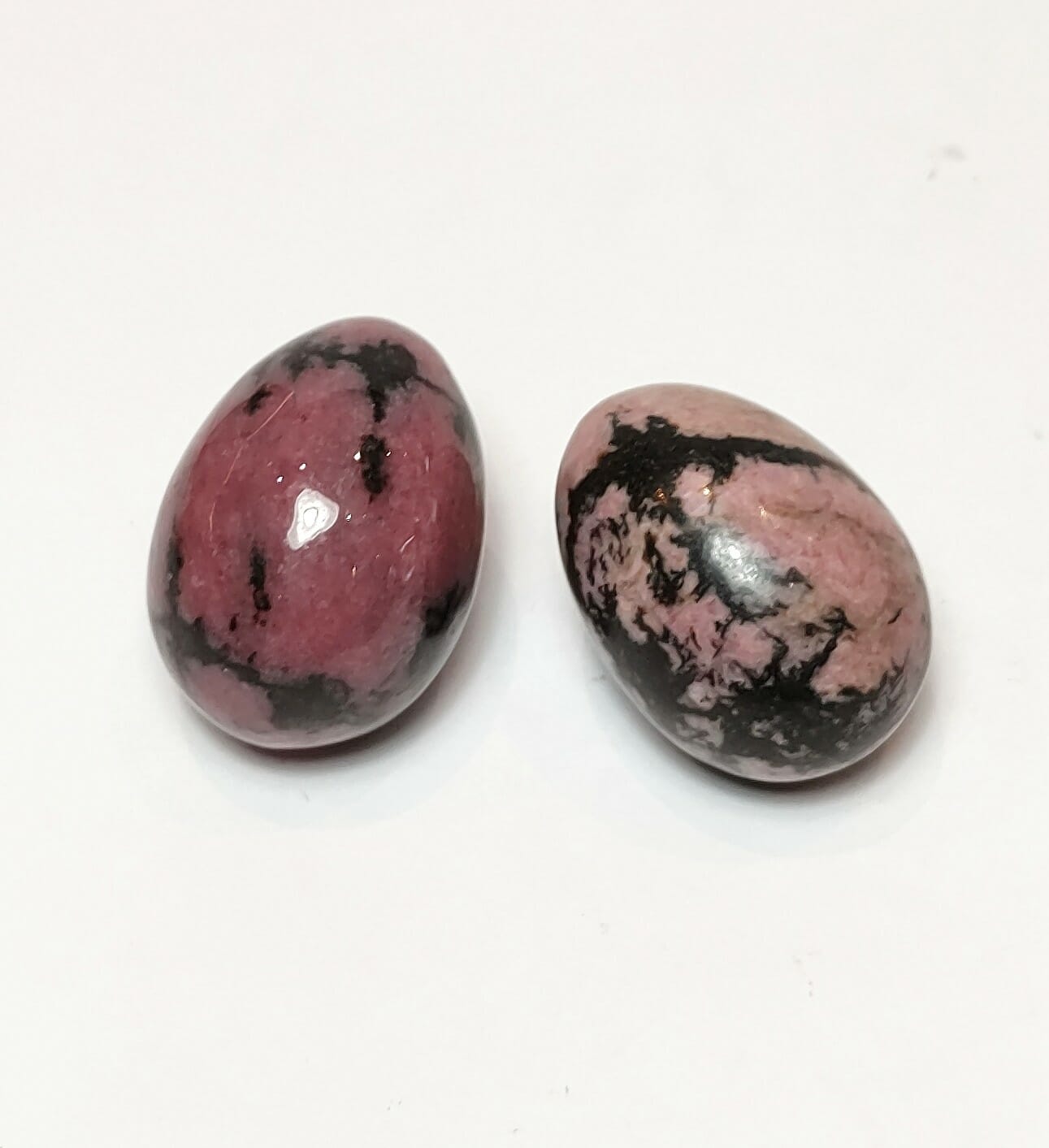 Natural crystals: hand carved and polished Rhodonite eggs (4x2.5cm)